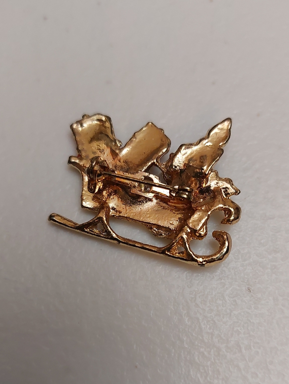 Christmas Theme Enameled Brooch Pin Sleigh Filled With Gifts Candle Holly Ribbon - Picture 4 of 6